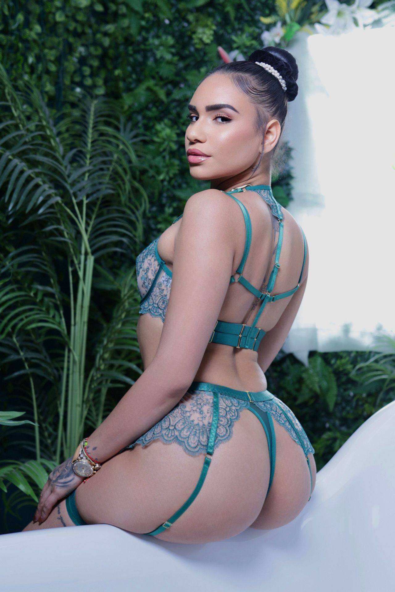 Escort - VALENTINA - Ibiza Tops